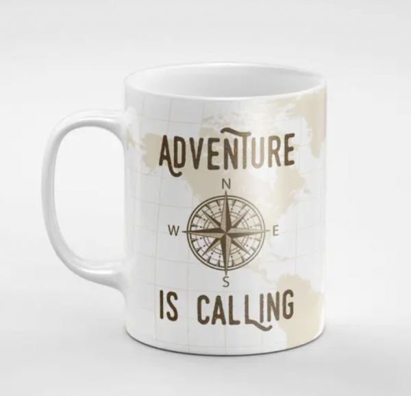 Mug dengan gambar peta dunia yang melambangkan petualangan bersama